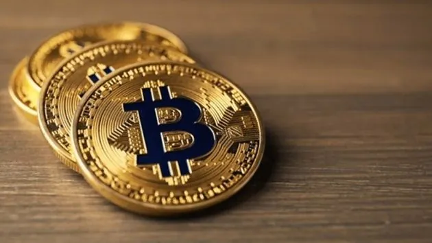 Bitcoin Struggles Near $82K as Monthly Decline Deepens