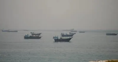 Oil Falls 4% on US-Iran Peace Deal to Reopen Strait of Hormuz